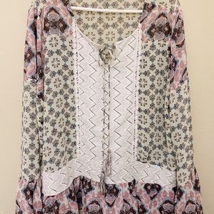 Blouse with many patterns. Long sleeve.